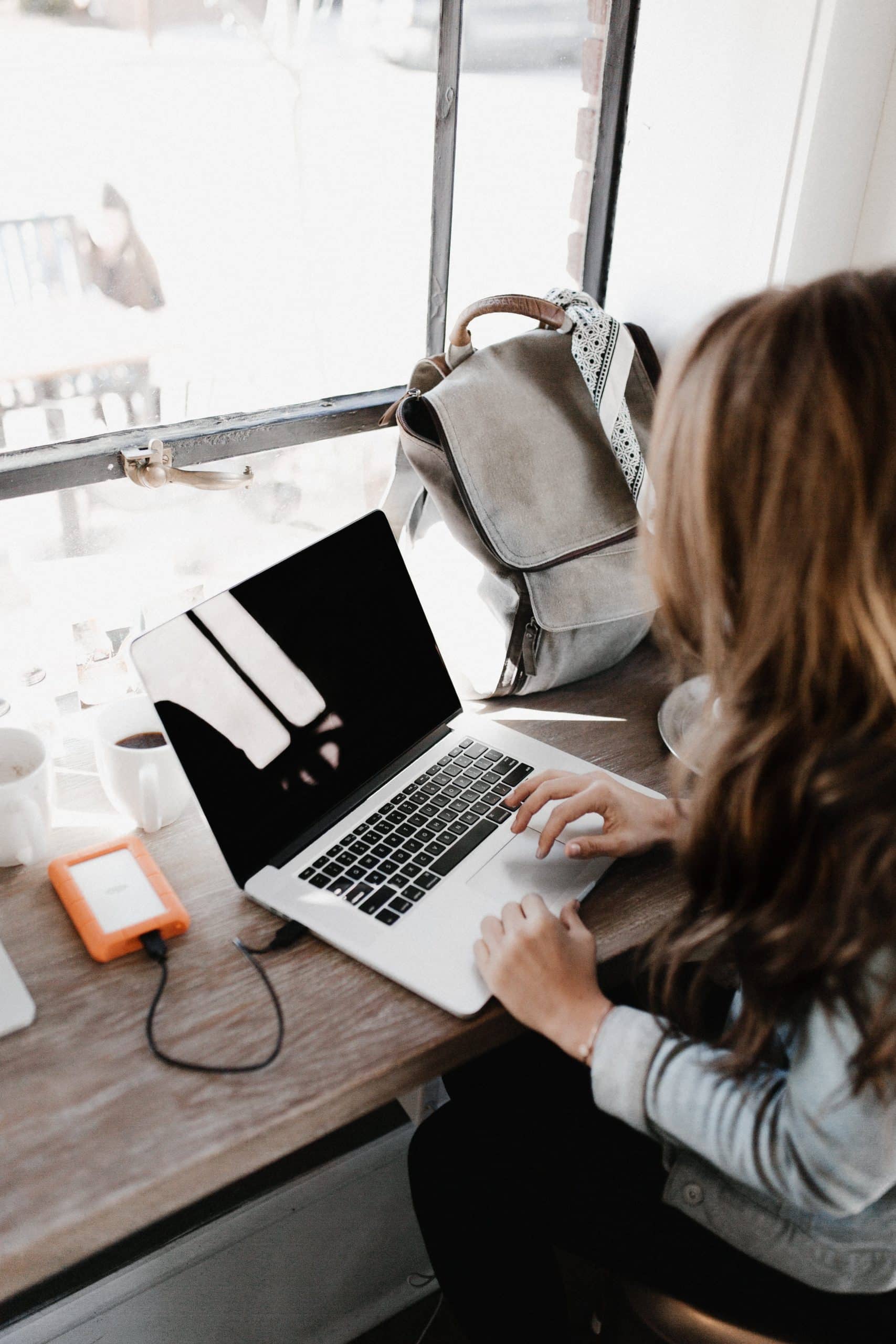 25-year-old Woman Reveals 7 Side Hustles That Help Her Easily Earn an Extra $100 at the End of Every Workday